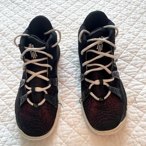 Nike Kyrie “Raygun” University Gold Black Boys 5.5 Y